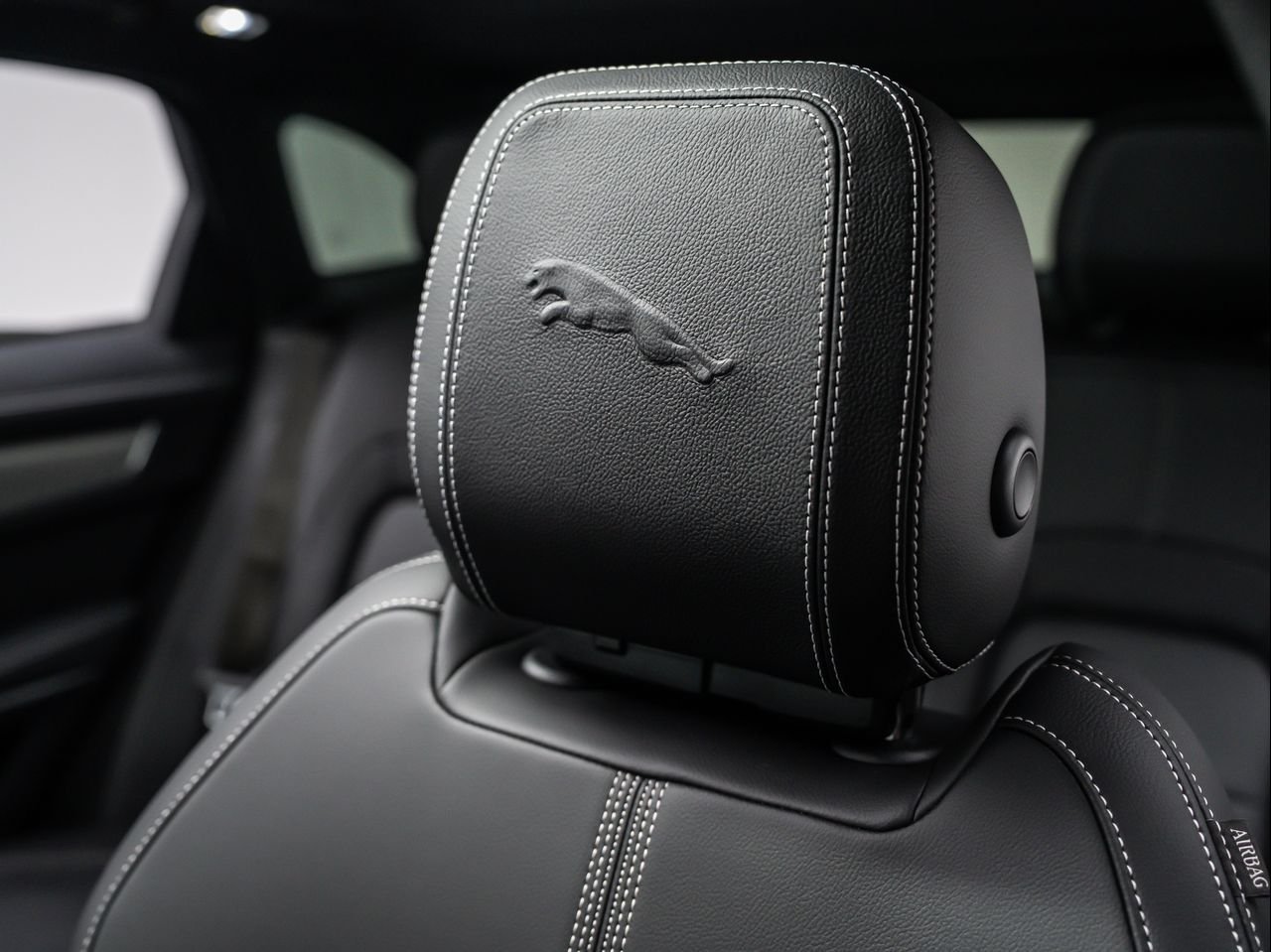 2025 Jaguar F-PACE R-Dynamic S - Photo 15