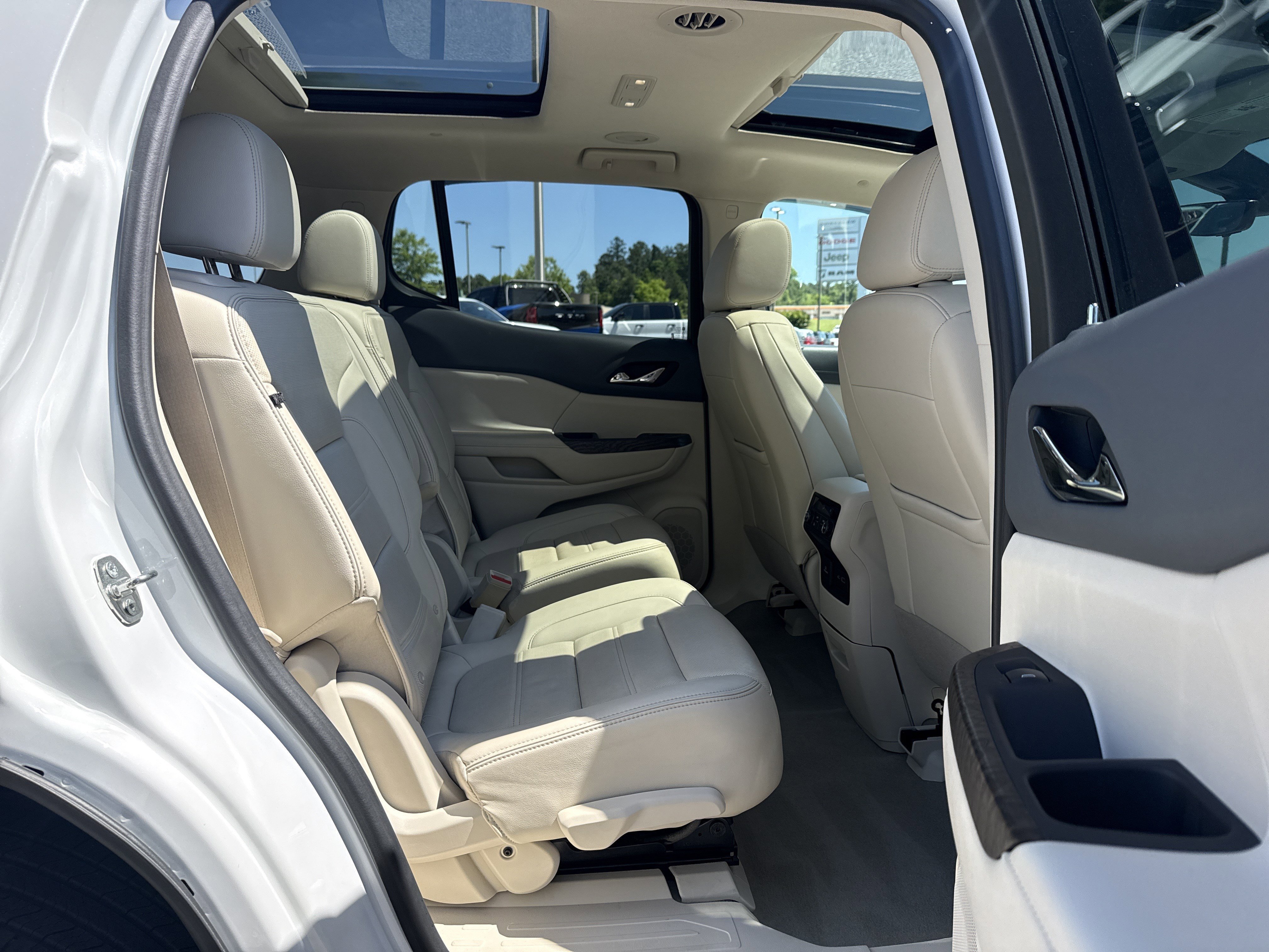 Used 2022 White Frost Tricoat GMC Denali image 17