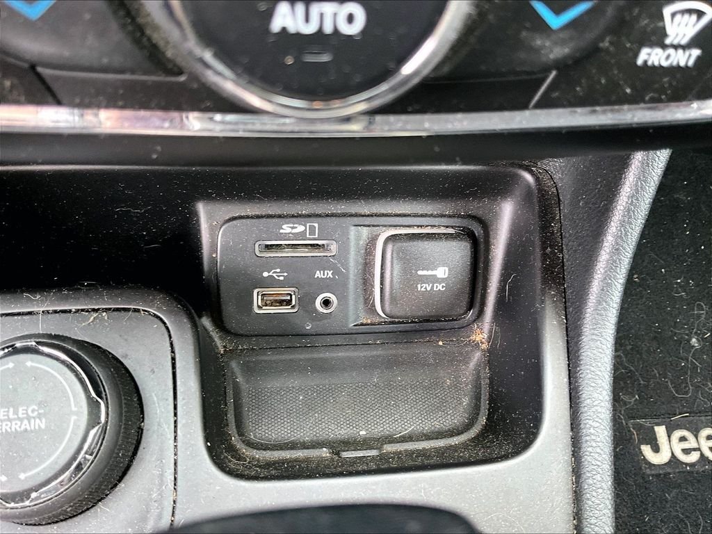 Used 2016 Granite Crystal Metallic Clearcoat Jeep Latitude image 27