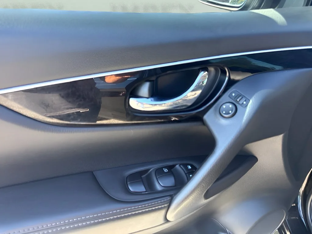 Used 2019 Black Nissan SL image 26