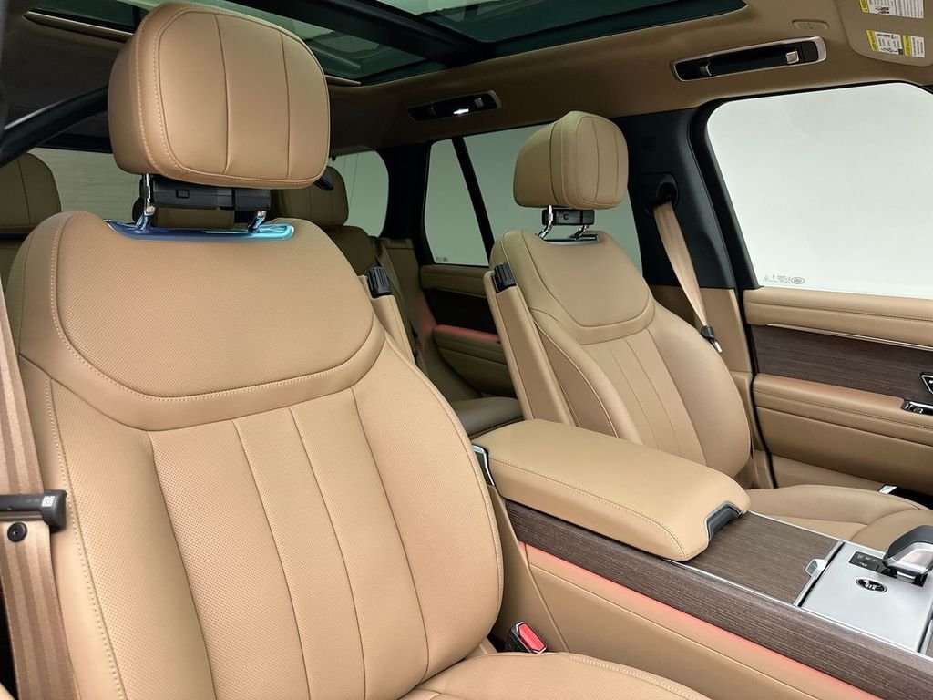 New 2026 Ostuni Pearl White Land Rover SE image 6