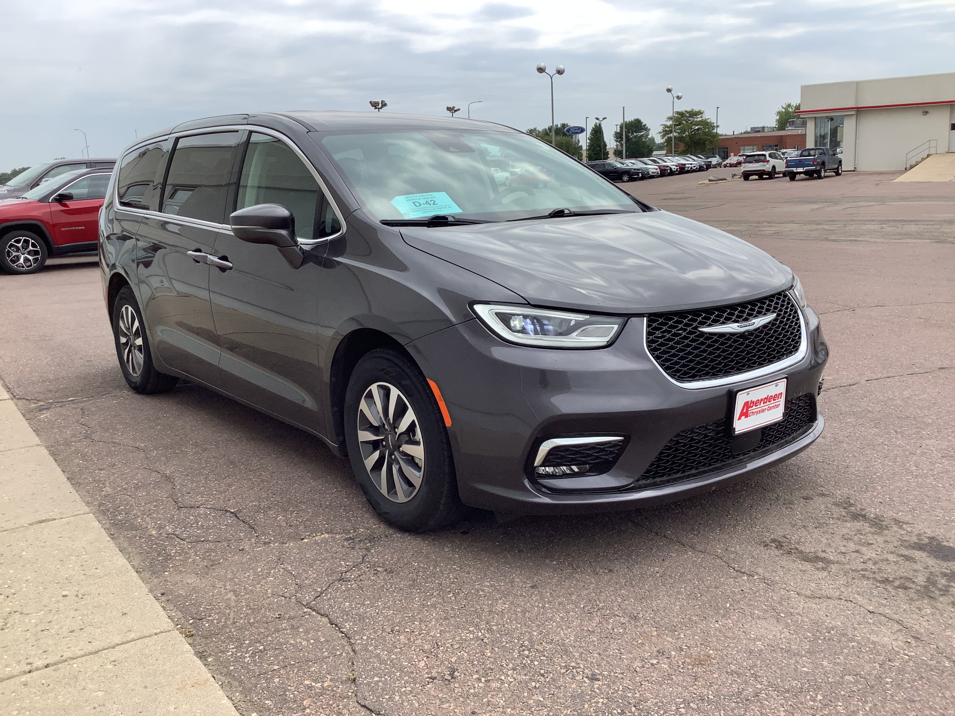 Used 2022 Gray Chrysler Touring L image 4