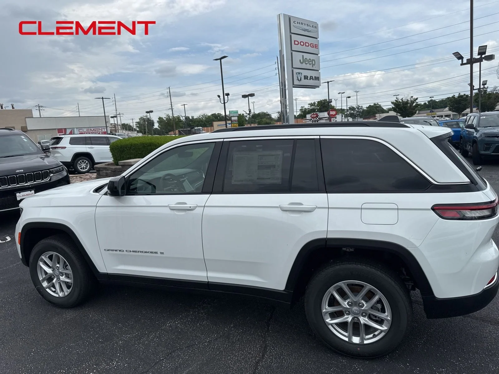 New 2026 Bright White Clear-Coat Exterior Paint Jeep Laredo X image 4