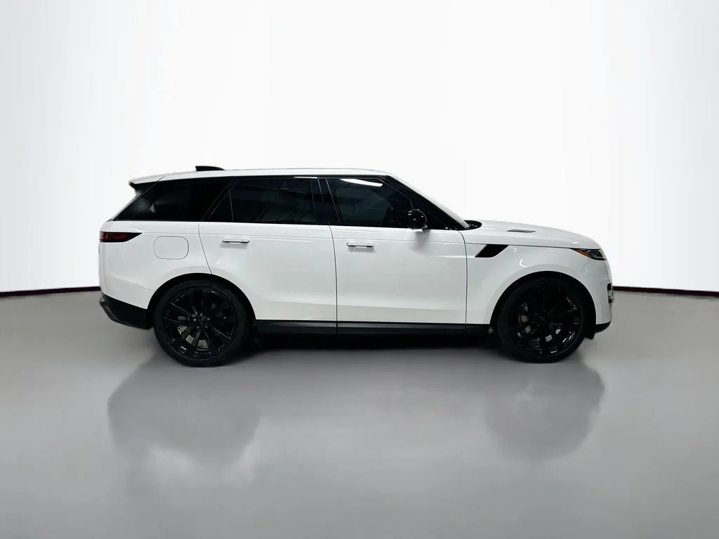 Used 2024 Fuji White Land Rover SE image 8