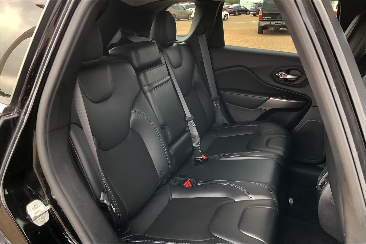 Used 2019 Diamond Black Crystal Pearlcoat Jeep Latitude Plus image 20