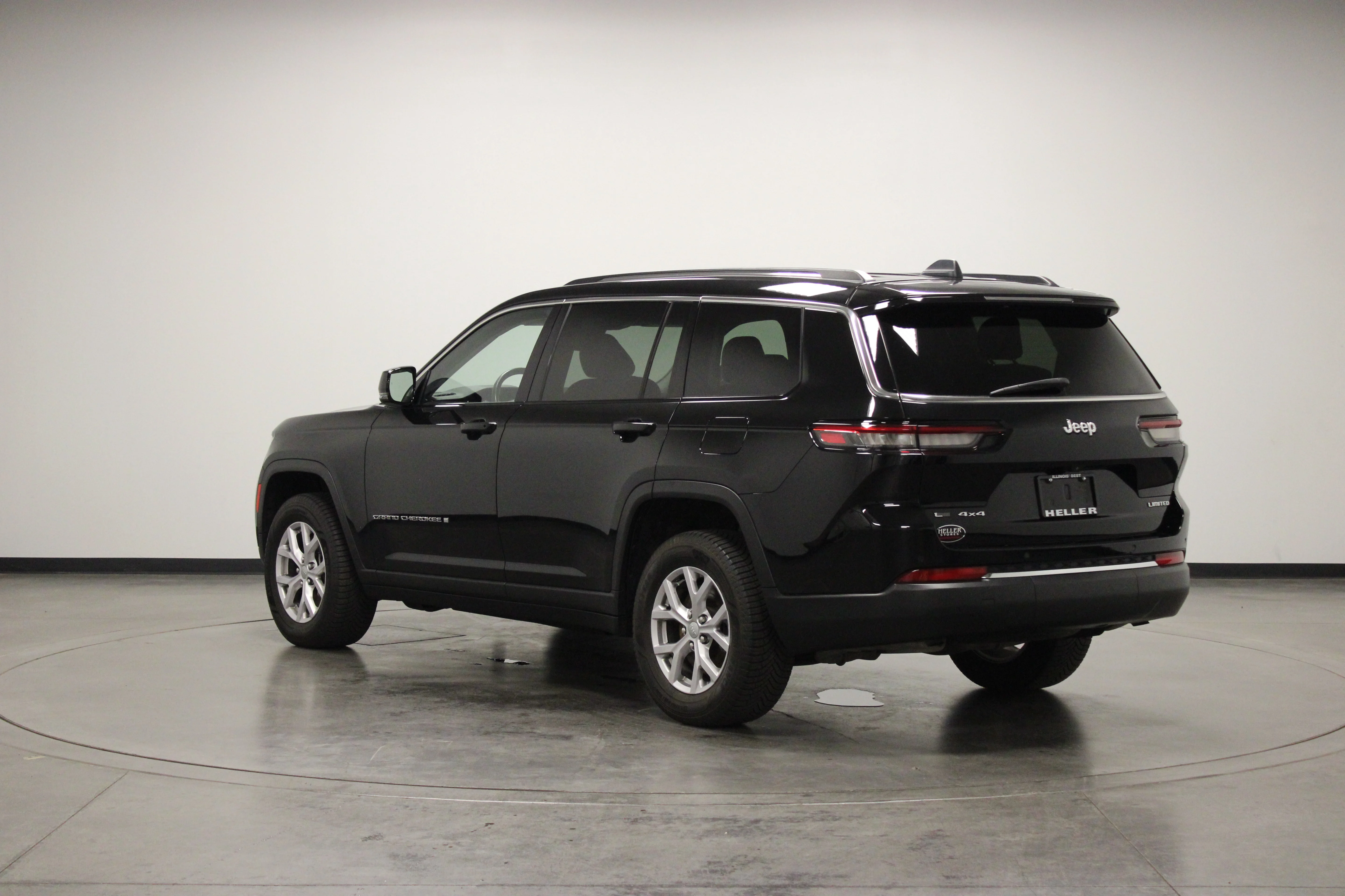 Used 2022 Diamond Black Crystal Pearlcoat Jeep Limited image 6