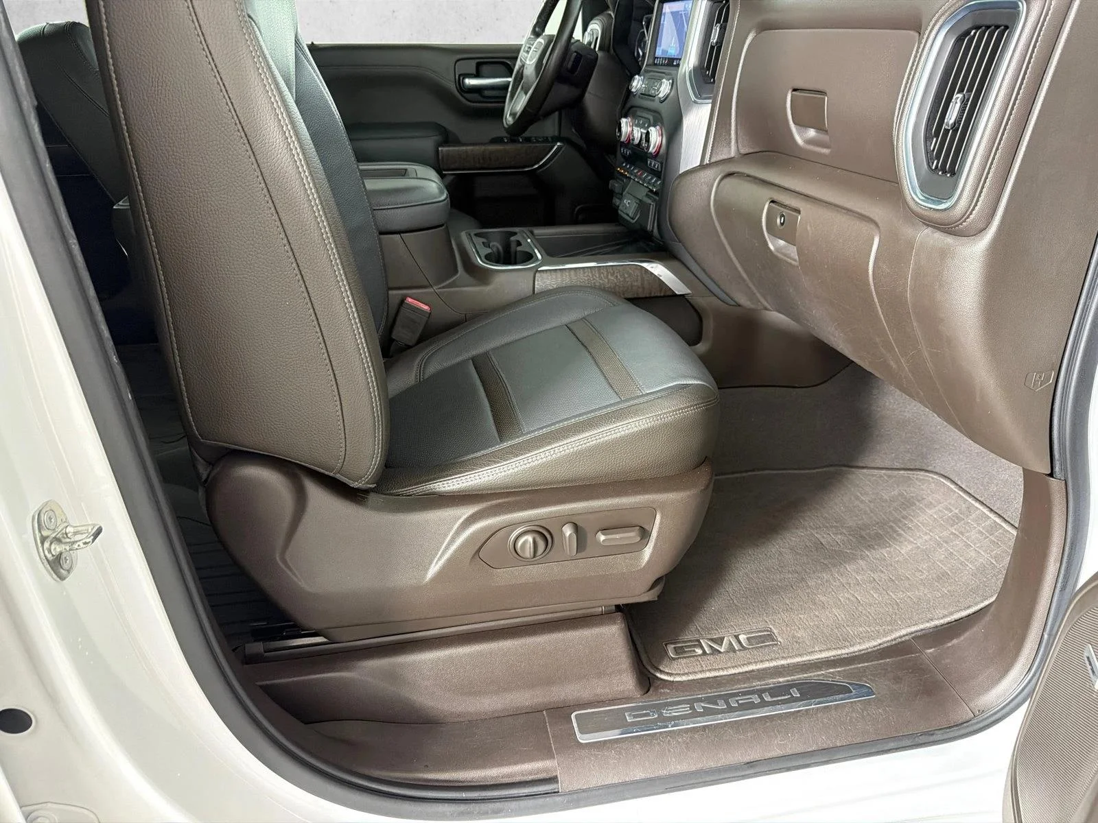 Used 2019 White GMC Denali image 15