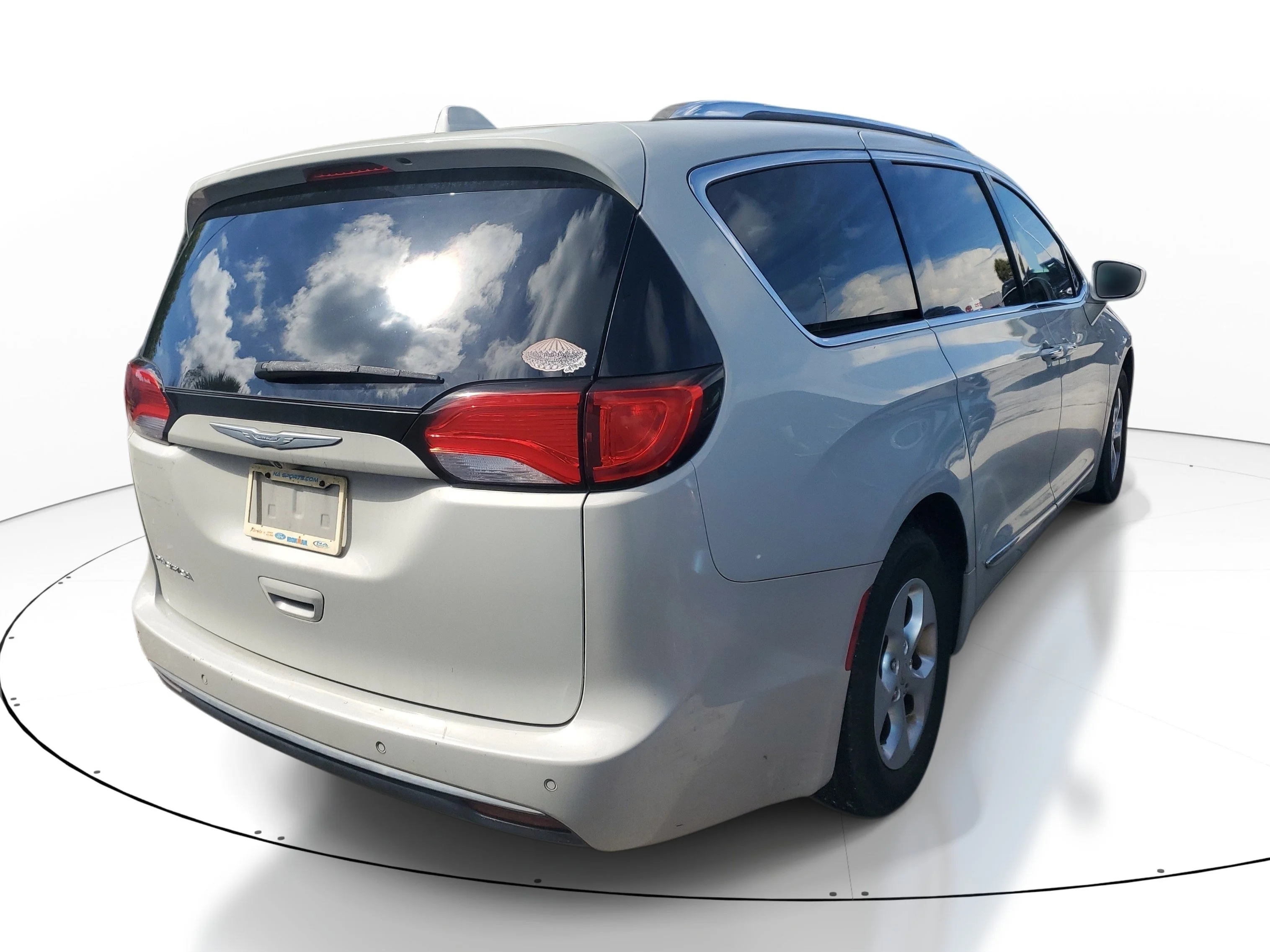 Used 2017 Tusk White Chrysler Touring-L Plus image 4