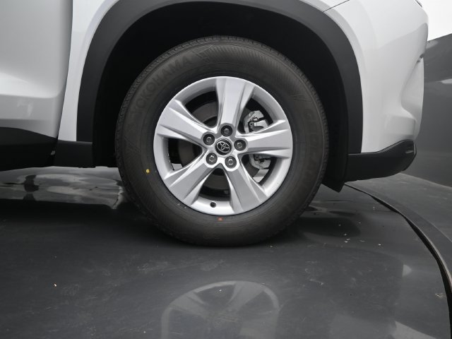 Used 2025 Wind Chill Pearl Toyota LE image 17