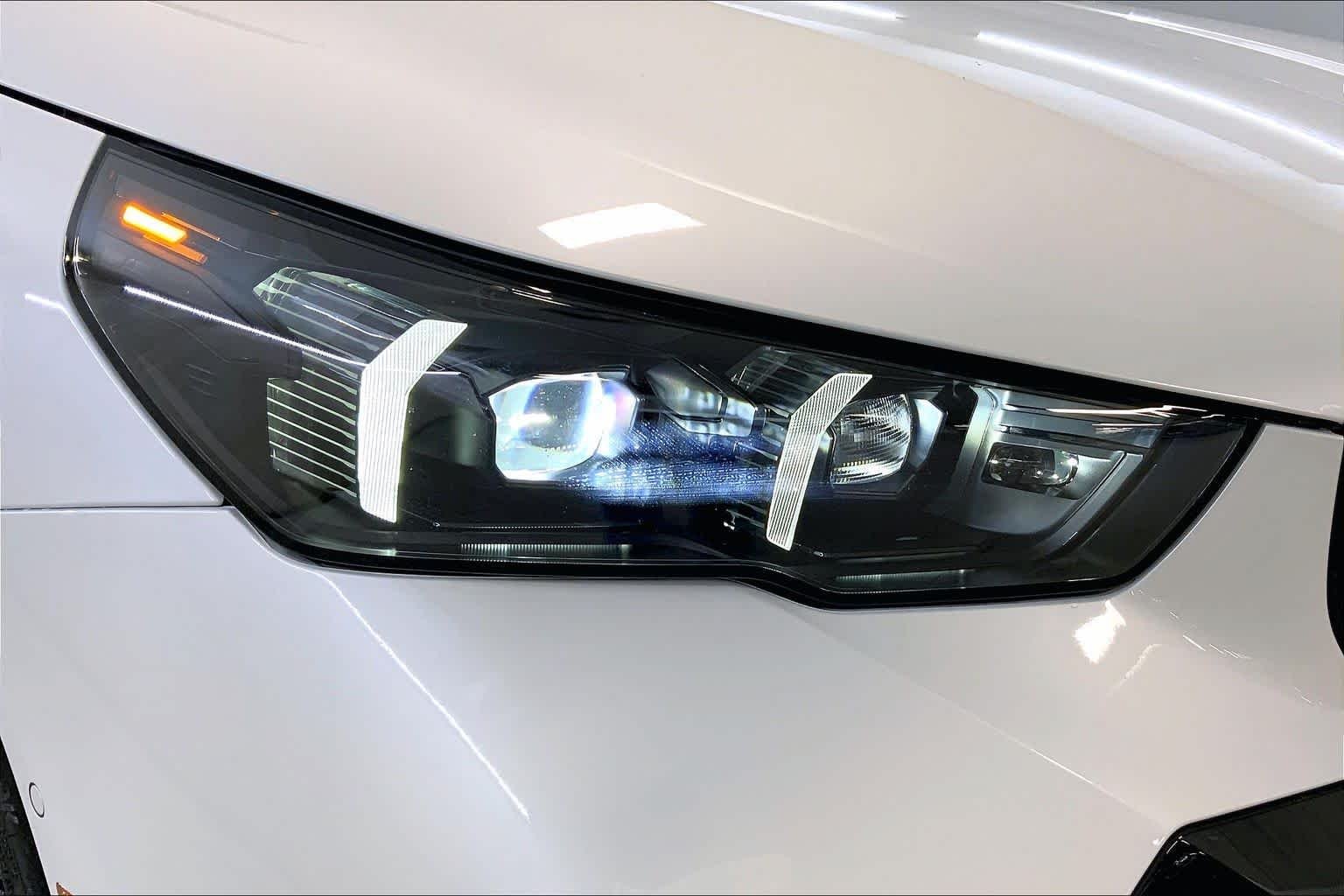 New 2027 Mineral White Metallic BMW 540i xDrive image 13