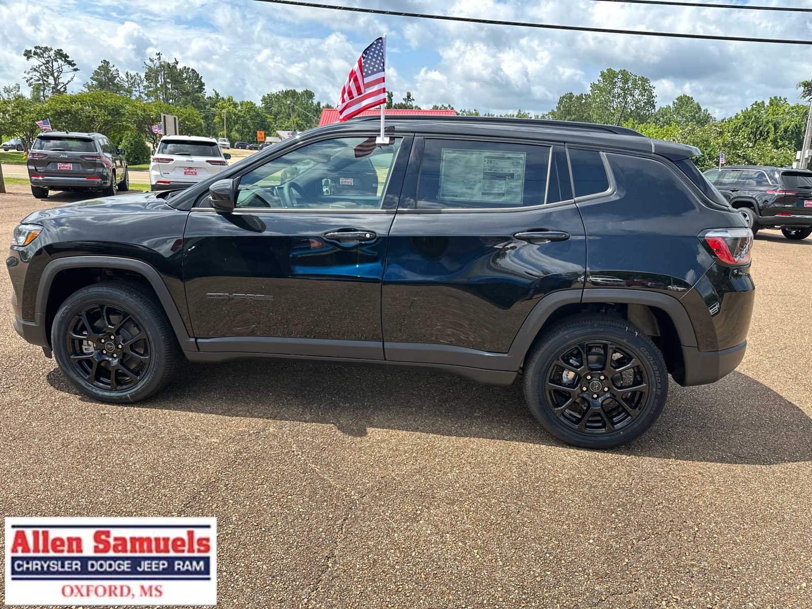 New 2026 Diamond Black Crystal Pearl-Coat Exterior Paint Jeep Latitude image 6