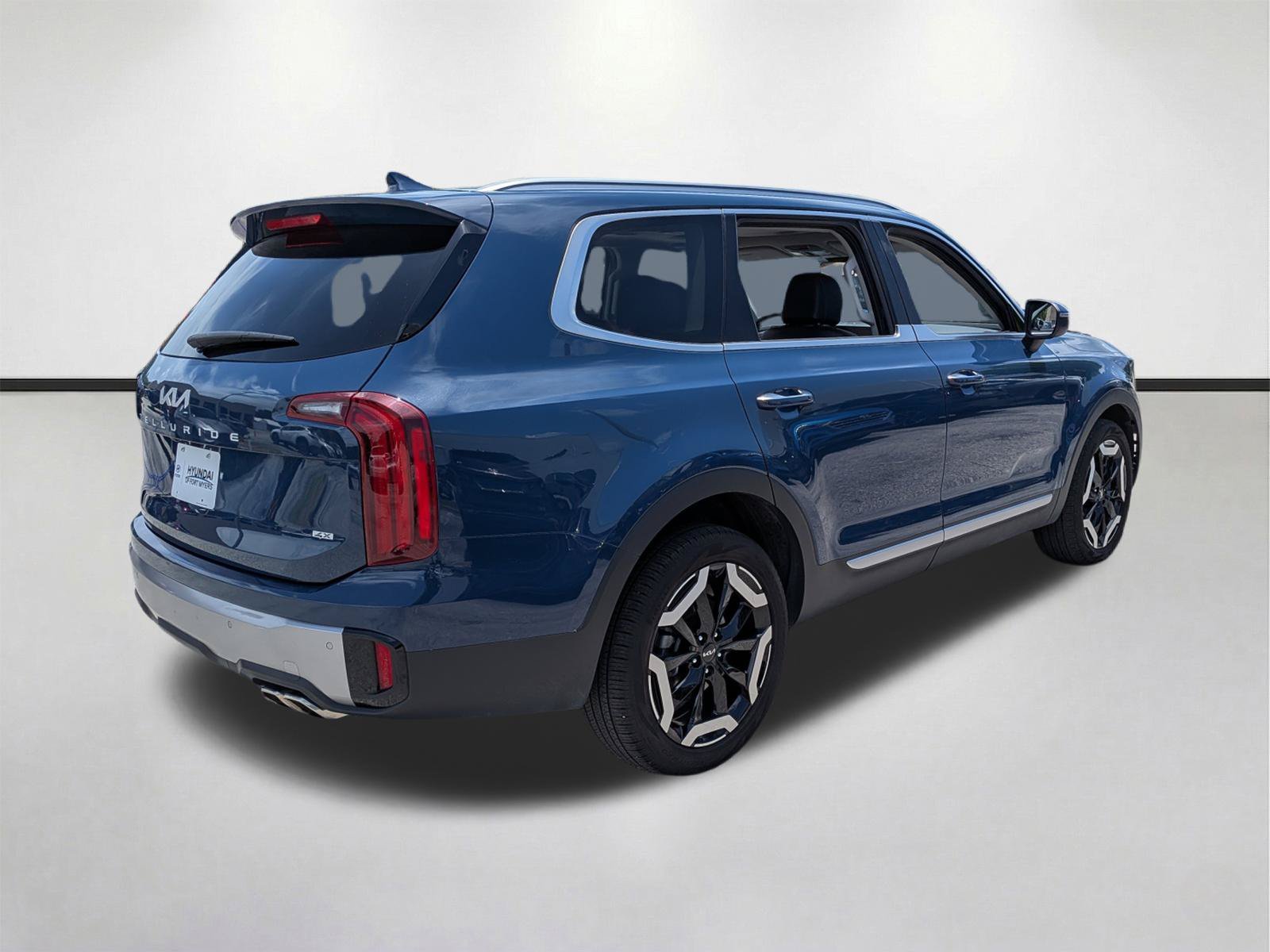 Used 2025 Midnight Lake Blue Kia S image 4