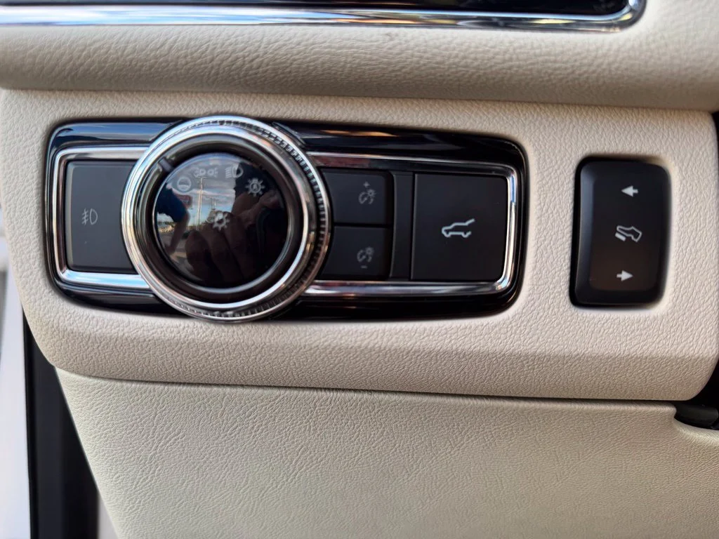 Used 2019 White Lincoln Reserve image 26