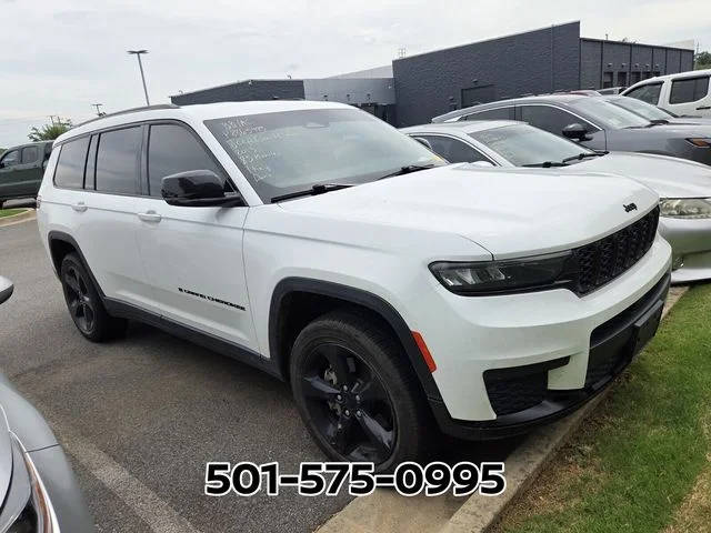 Used 2023 White Jeep Altitude image 3