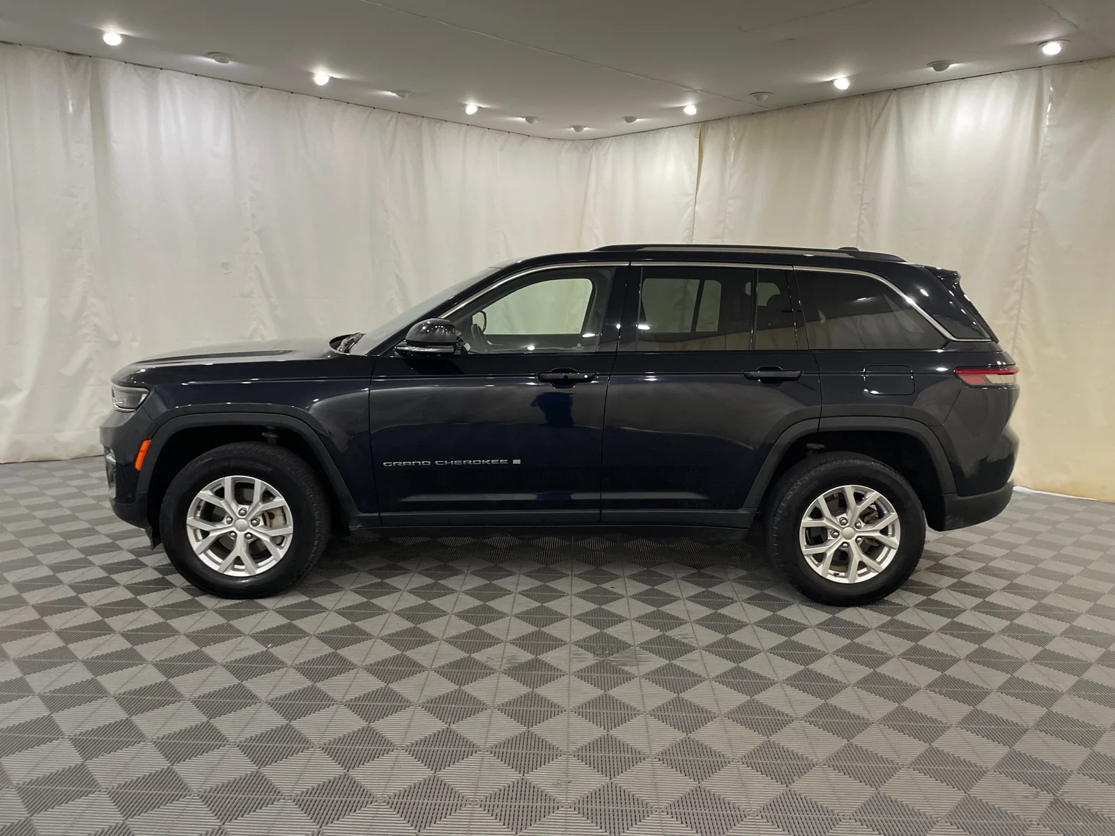 Used 2023 Midnight Sky Jeep Limited image 10
