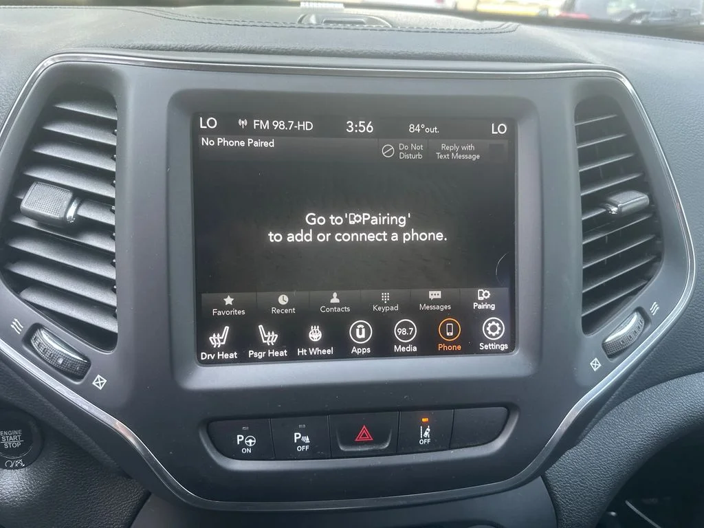 Used 2023 White Jeep Altitude image 11