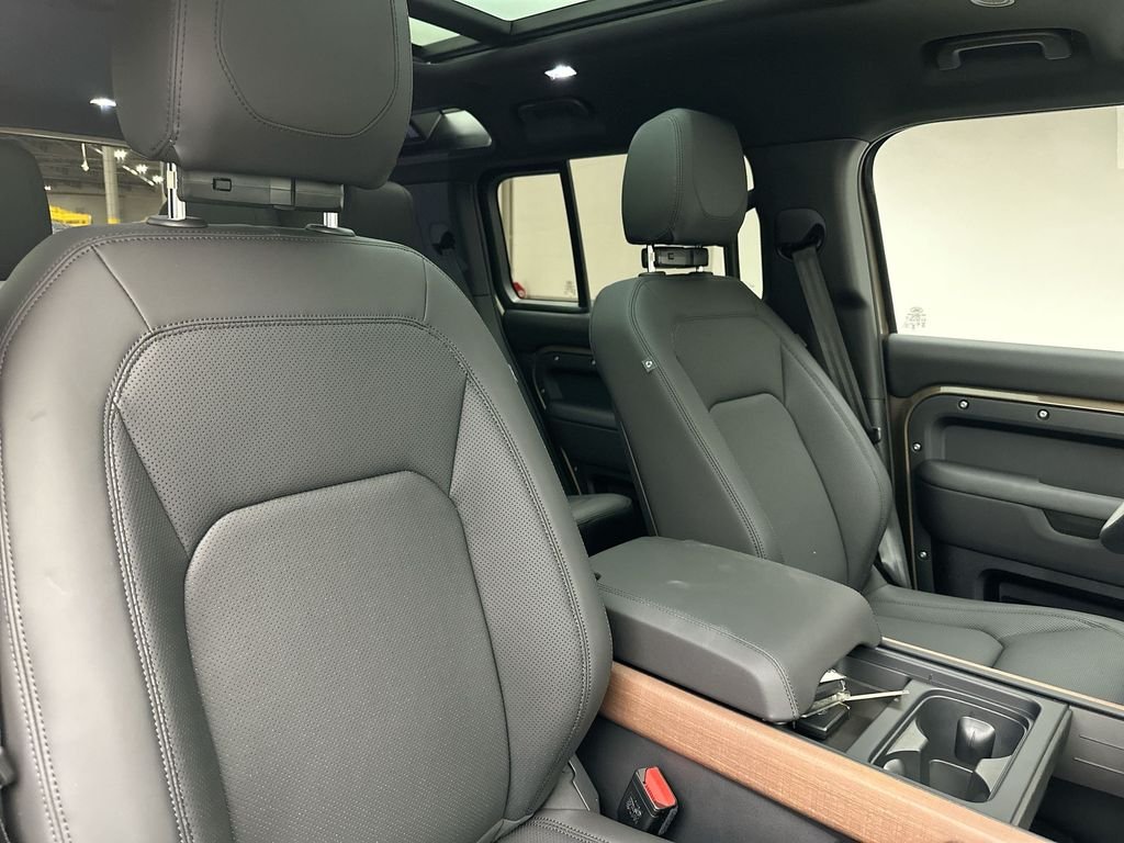 Used 2024  Land Rover S image 3