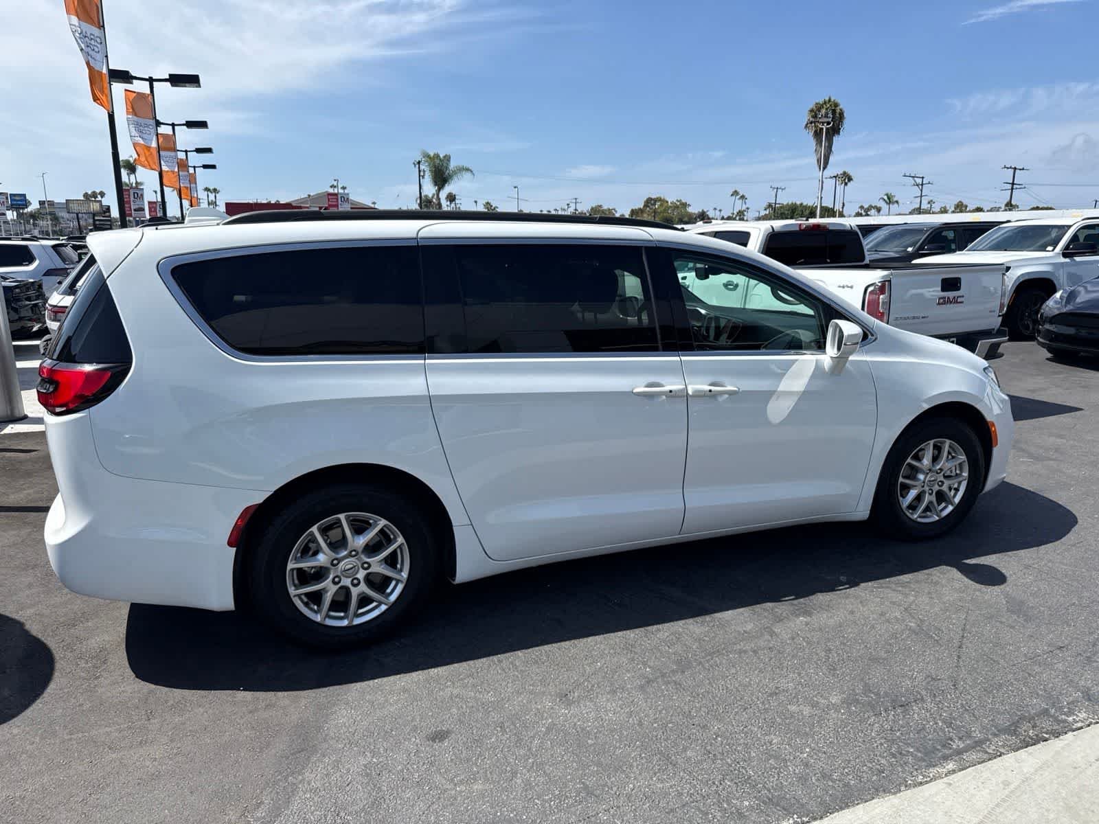 Used 2022 Bright White Clearcoat Chrysler Touring L image 8