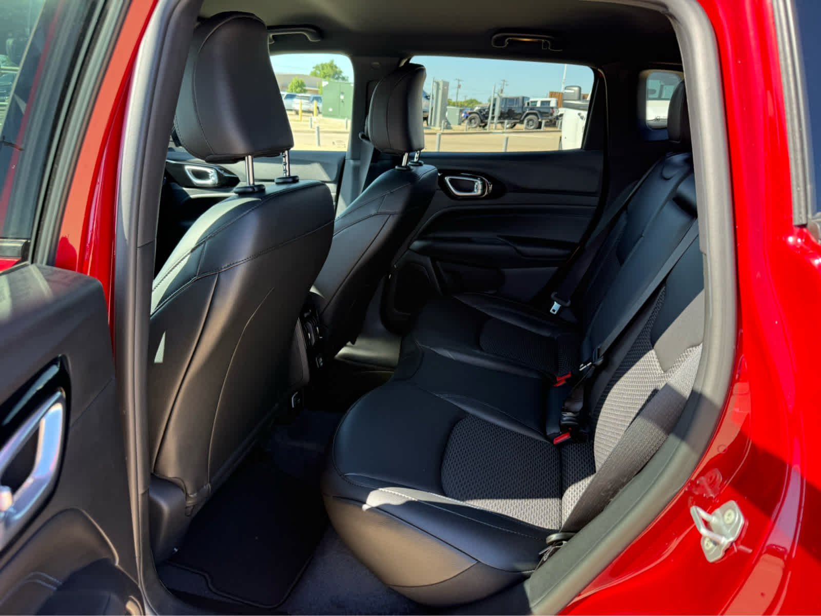 New 2026 Red Hot Pearl-Coat Exterior Paint Jeep Latitude Altitude image 11