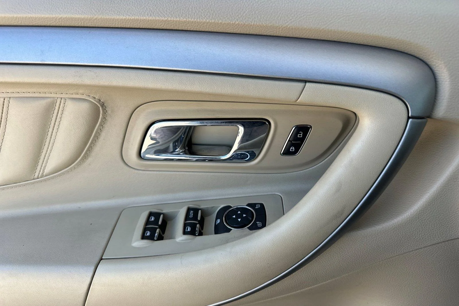 Used 2017 Oxford White Ford SEL image 11