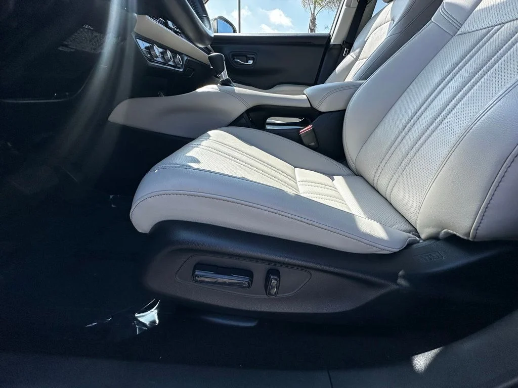 Used 2025 White Honda EX-L image 20