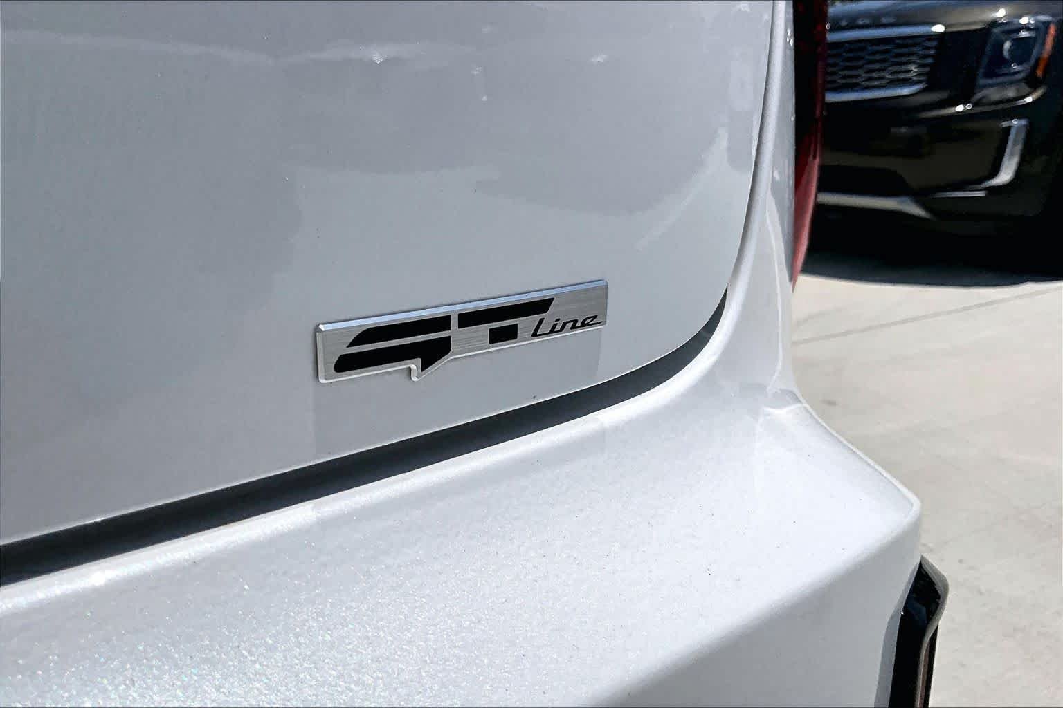 Used 2025 Snow White Pearl Kia GT-Line image 10