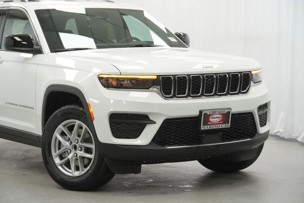 New 2026 Bright White Clear-Coat Exterior Paint Jeep Laredo X image 3