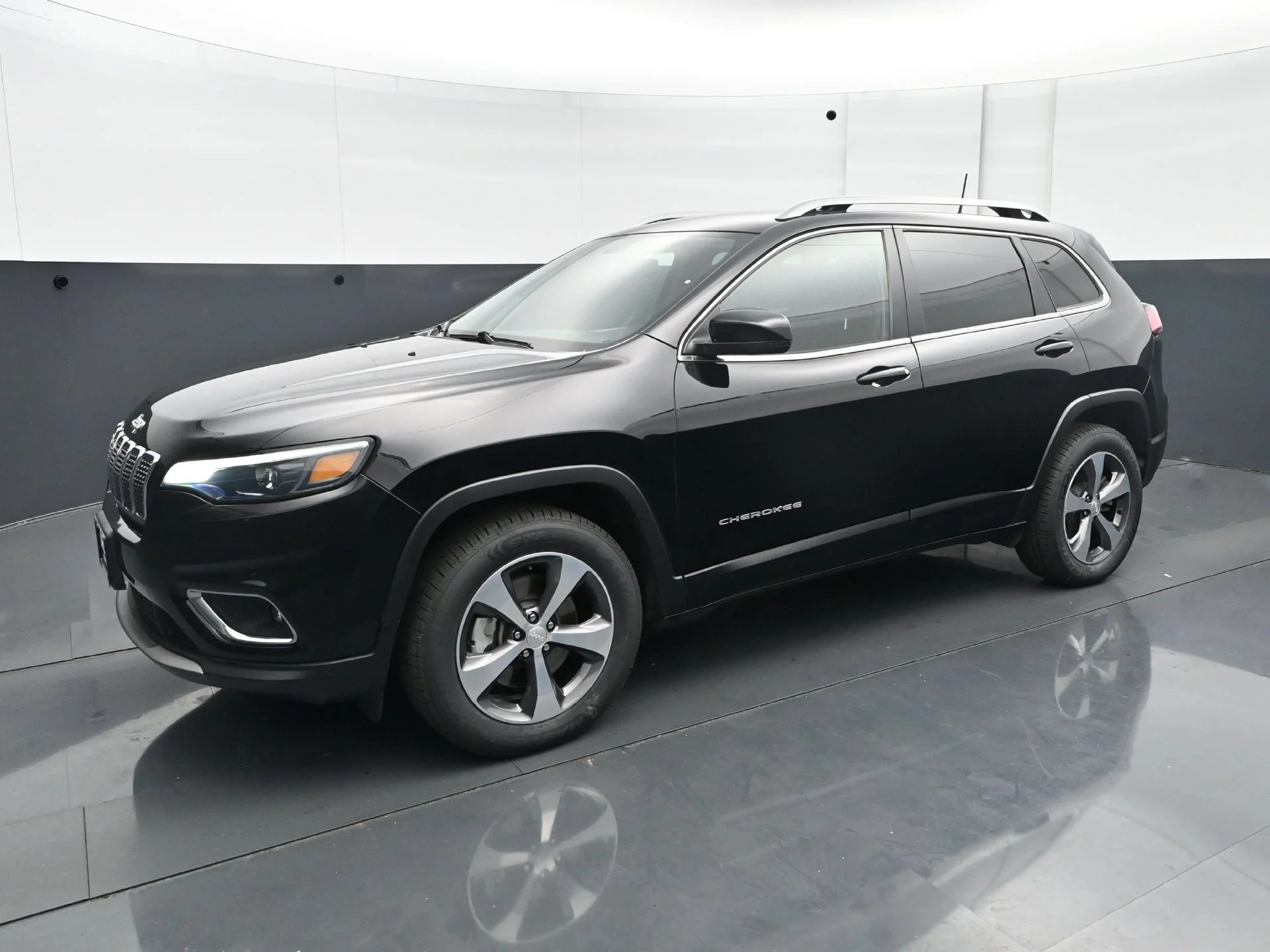 Used 2019 Jeep Cherokee Limited with VIN 1C4PJMDX3KD161304 for sale in Burnsville, Minnesota