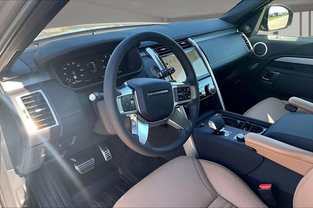 New 2026 Eiger Grey Metallic Land Rover Dynamic SE image 6