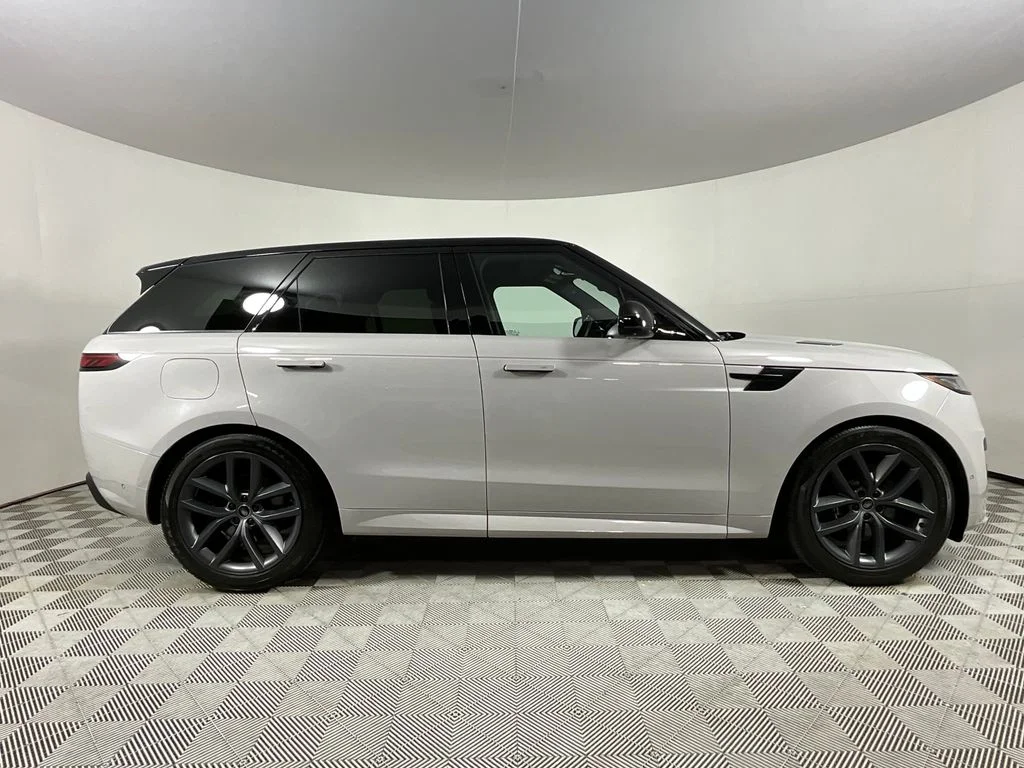 Used 2023 Gray Land Rover SE Dynamic image 5