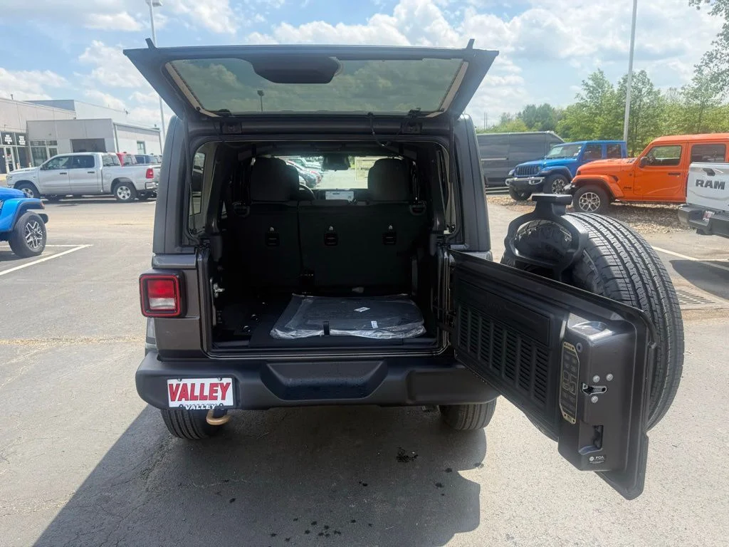 New 2026 Granite Crystal Metallic Clear-Coat Exterior Paint Jeep 85th Anniversary Edition image 47
