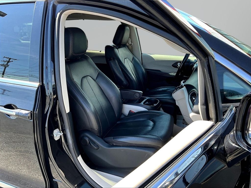Used 2020 Black Chrysler Touring L image 32
