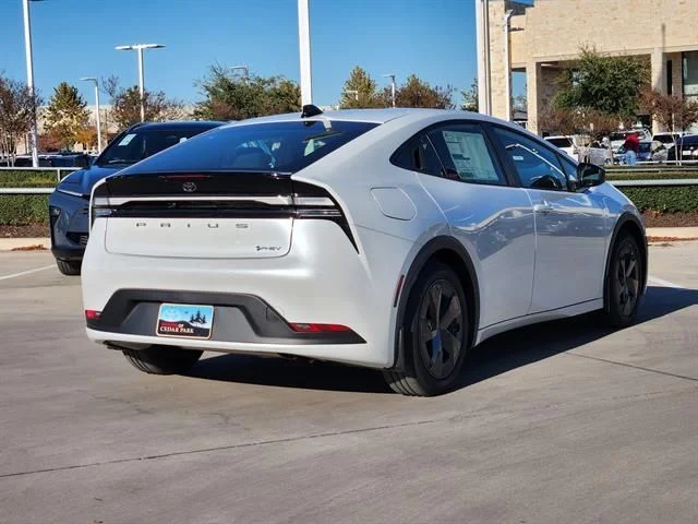 New 2026 Wind Chill Pearl <sup>1</sup> Toyota  SE image 4