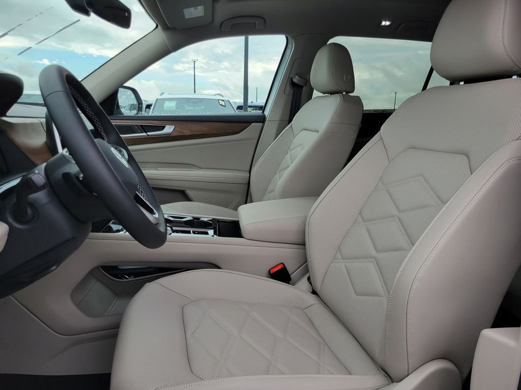 New 2026 White/off-white Volkswagen SE w/Technology image 10
