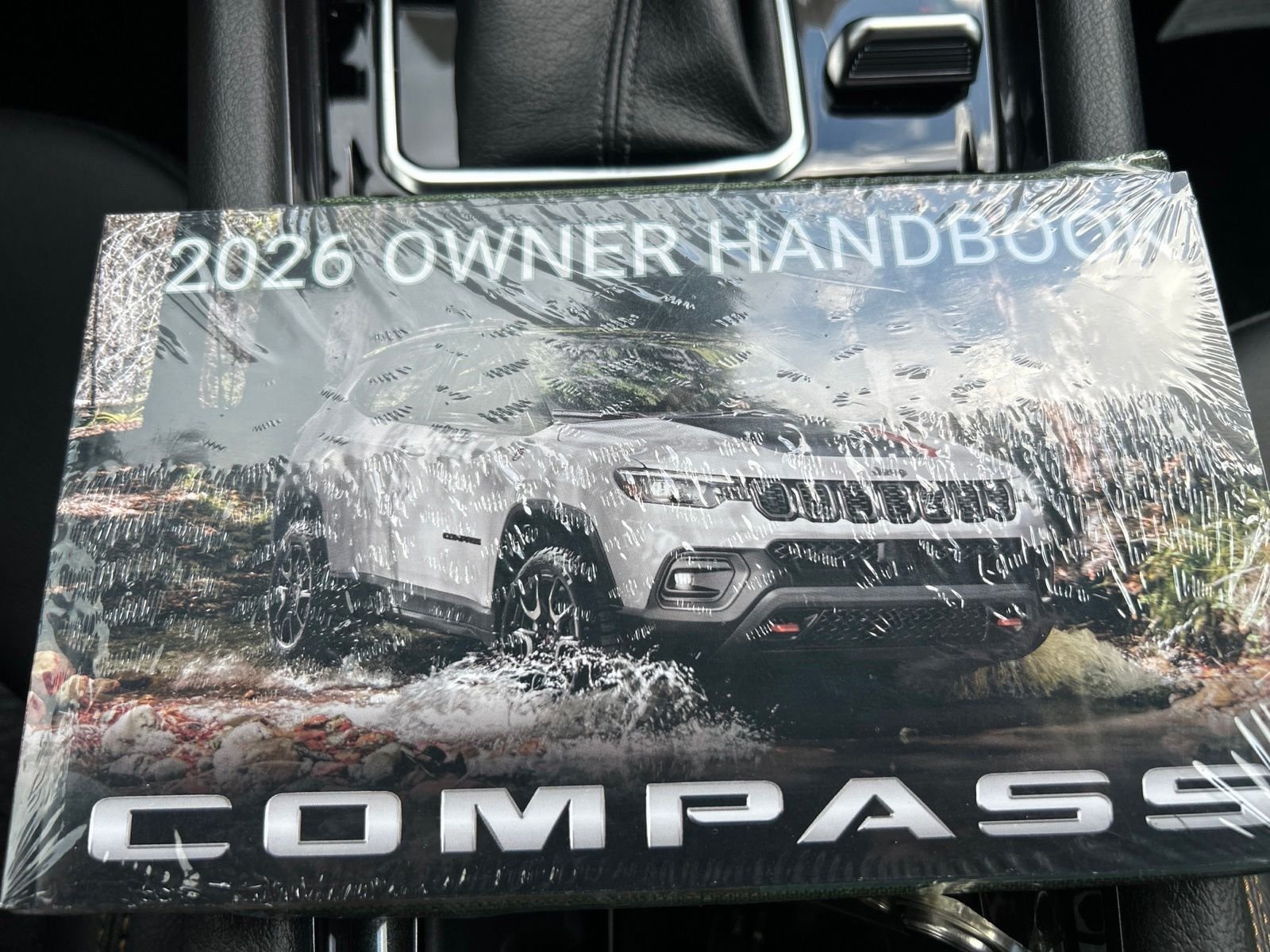 New 2026 Diamond Black Crystal Pearl-Coat Exterior Paint Jeep Latitude image 19