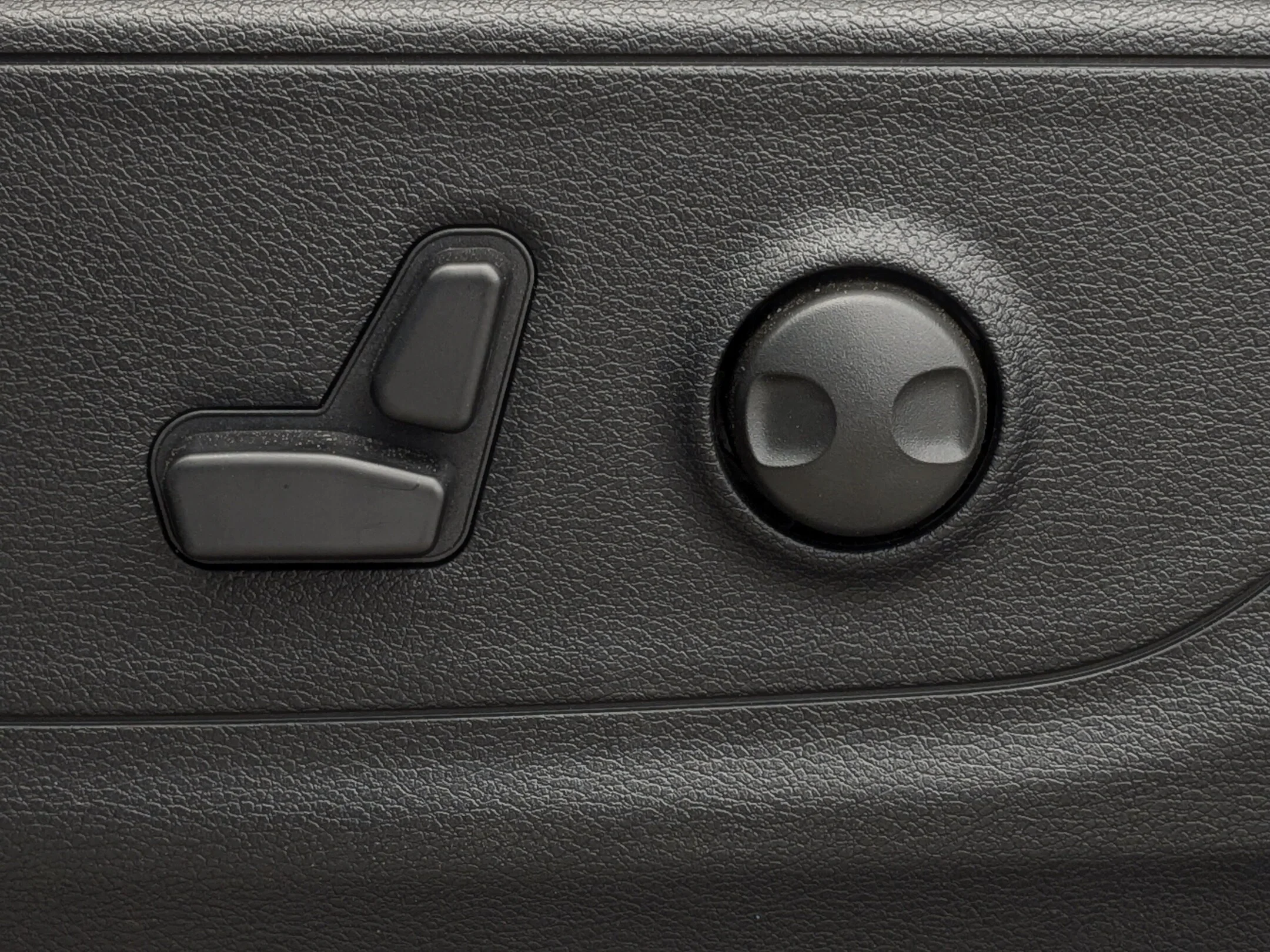 New 2026 Black RAM Sport - - Level 1 Grp - Pano Sunroof - Harman/Kardon Audio - Ventilated Seats & More! image 17