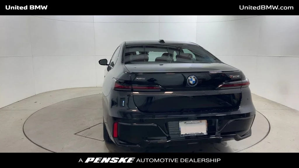 2025 BMW 7 Series 750e - Photo 7