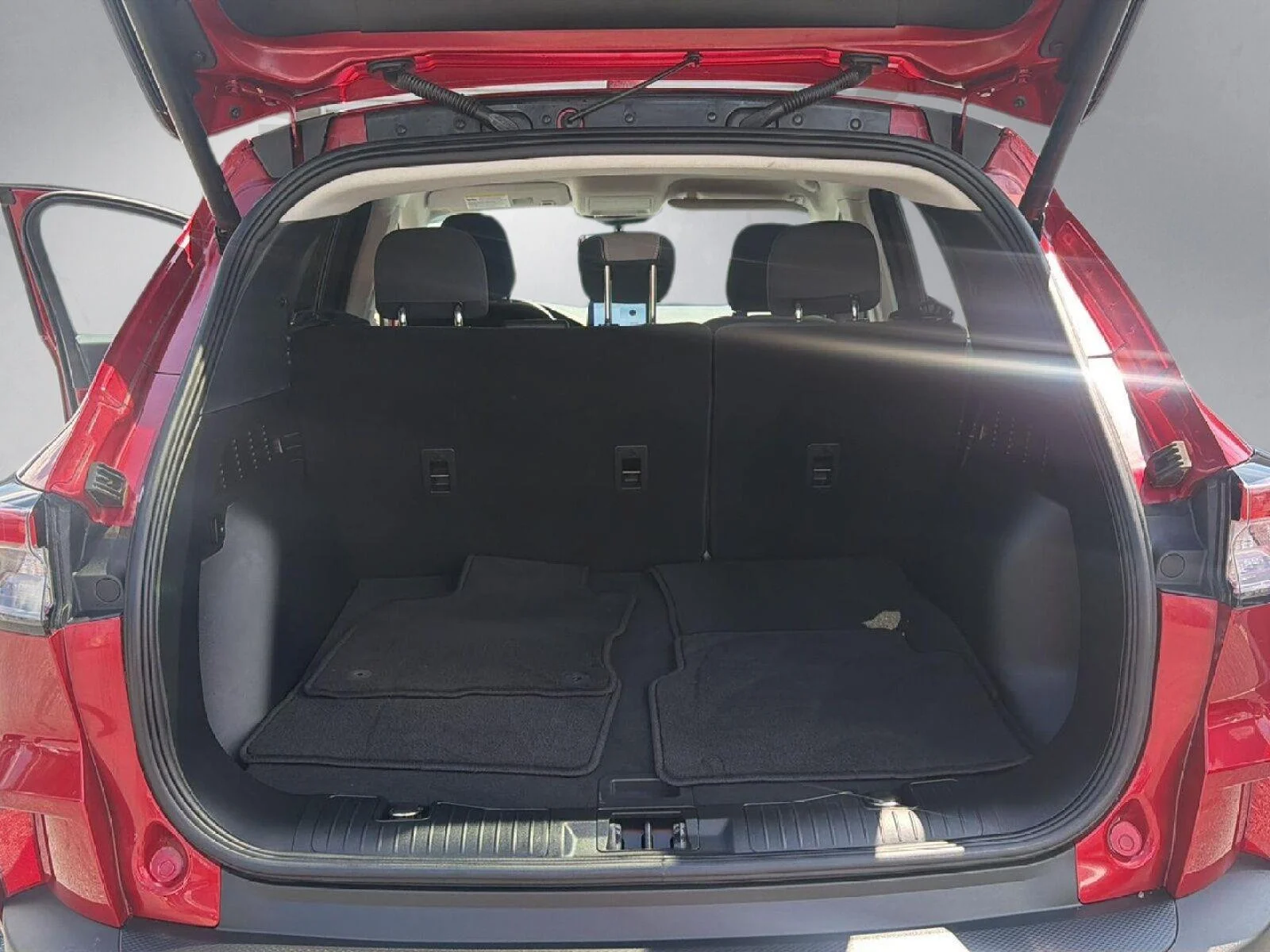 Used 2022 Rapid Red Metallic Tinted Clearcoat Ford SE image 22