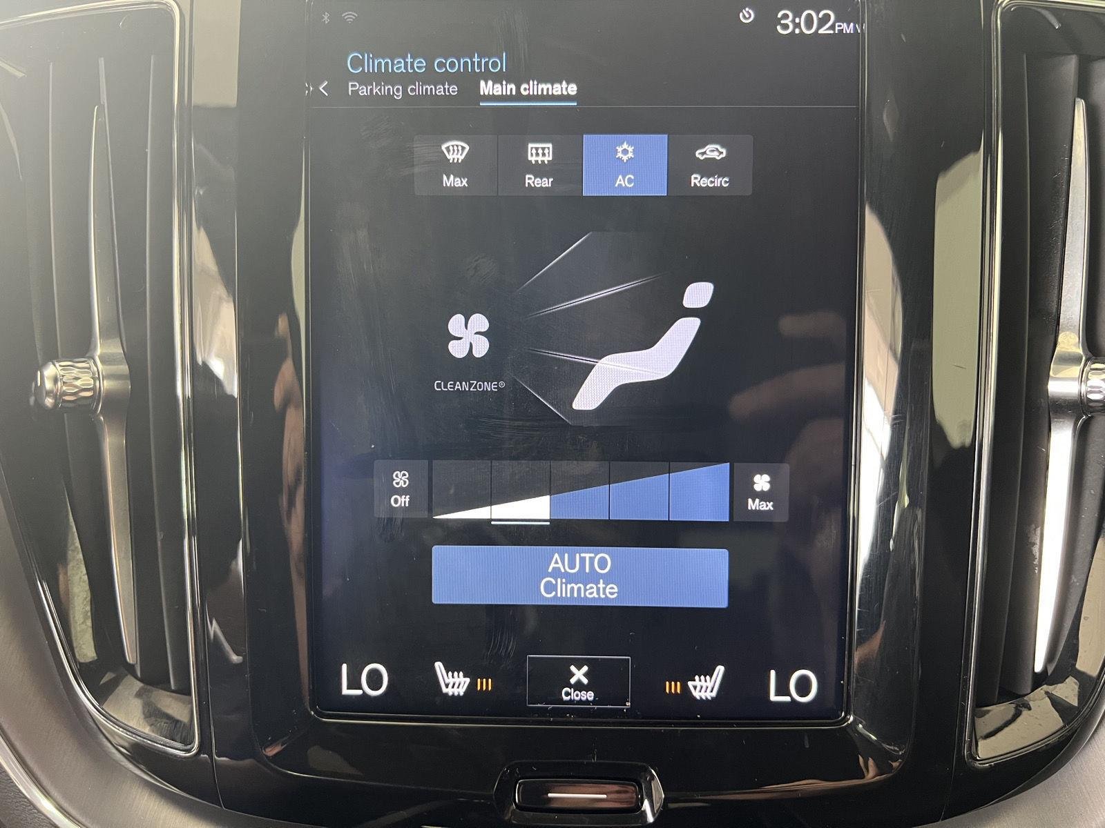 Used 2020 Onyx Black Metallic Volvo Momentum image 18