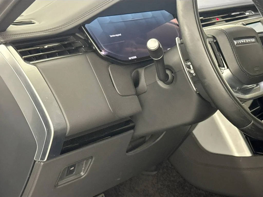 Used 2023 White Land Rover SE image 10