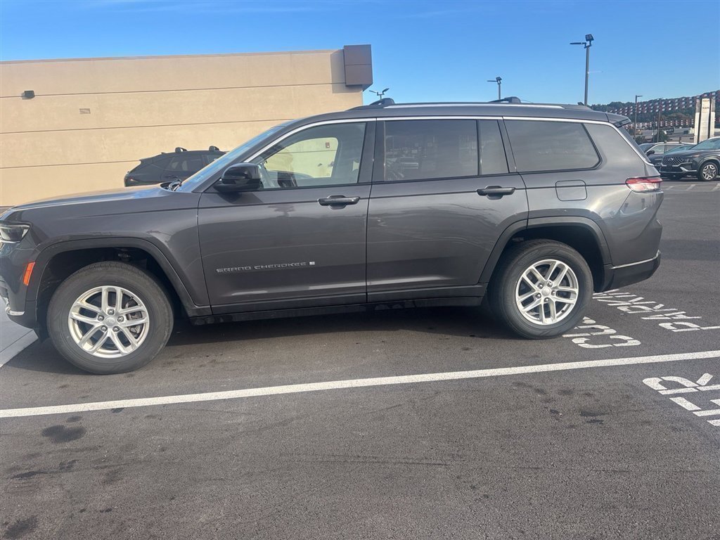 Used 2023 Gray Jeep Laredo image 9