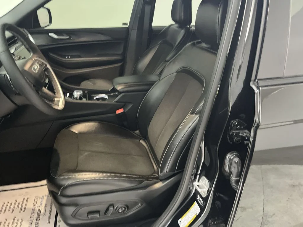 Used 2025 Black Jeep Altitude X image 11