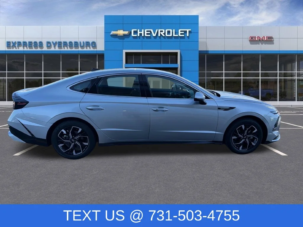 Used 2025 Silver Hyundai SEL image 8