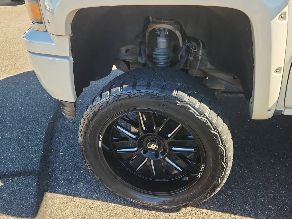 Used 2014 White Chevrolet High Country image 19