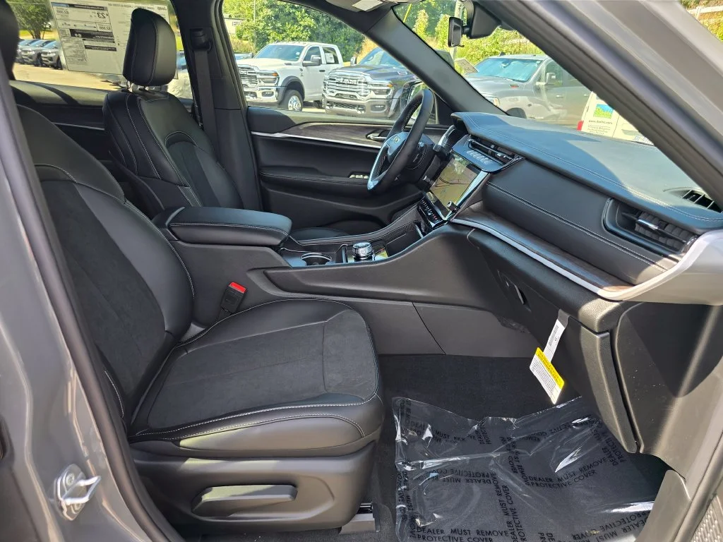 New 2027 Gray Jeep Laredo Altitude image 29