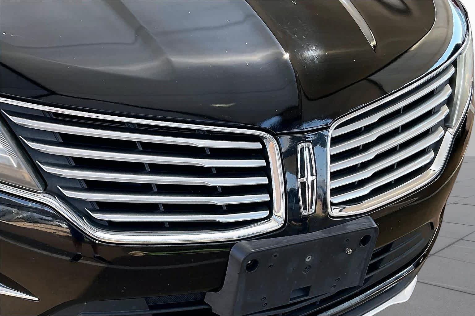 Used 2017 Black Velvet Lincoln Select image 28