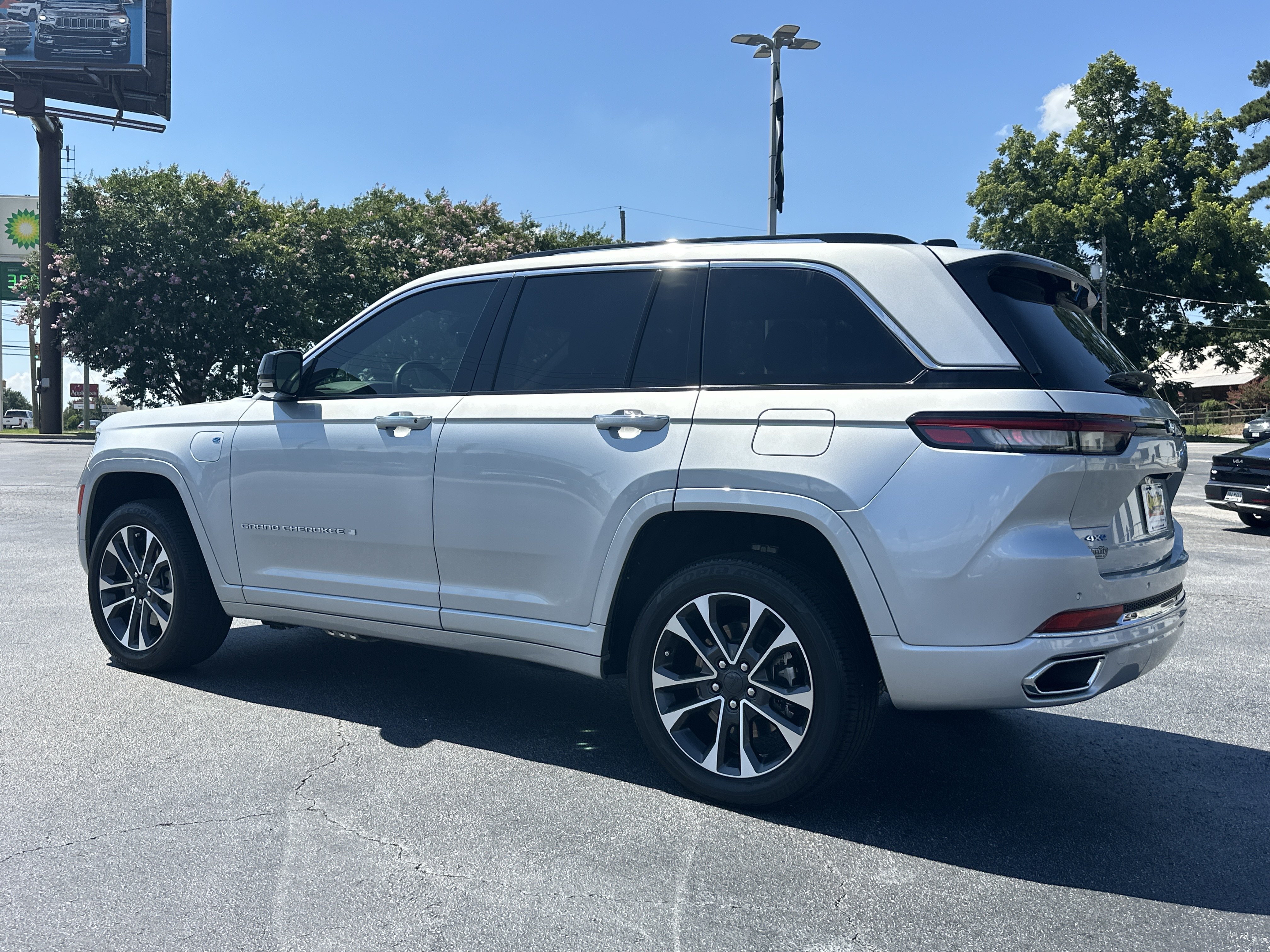 Used 2024 Silver Zynith Jeep Overland image 6