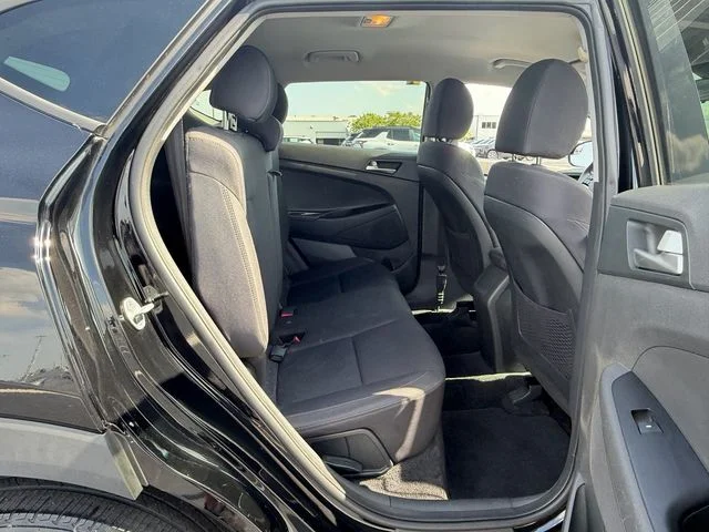 Used 2020 Black Hyundai SE image 15