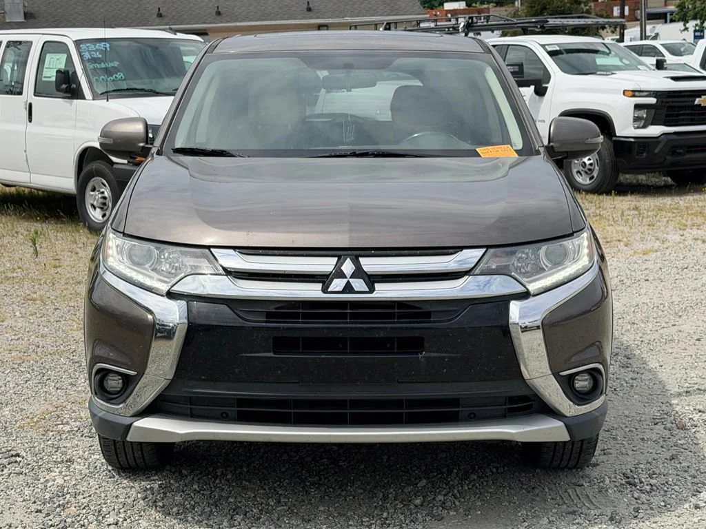 Used 2017  Mitsubishi SE image 2