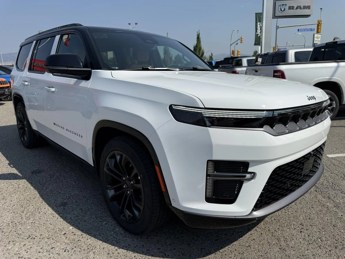 New 2026 White Jeep Summit Reserve image 10